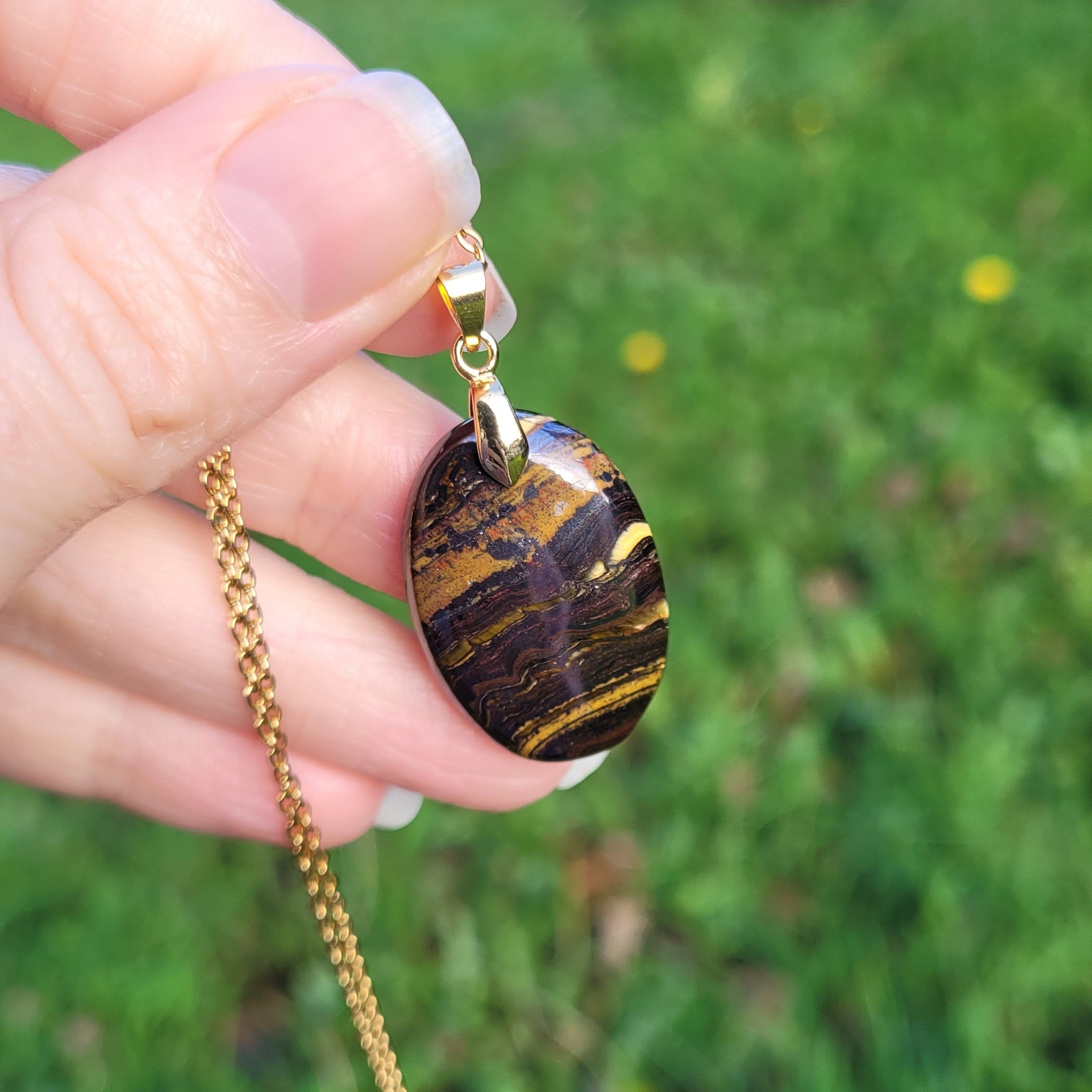 Pendentif en oeil de fer bélière dorée – 2,8 cm - Bijou artisanal pierre naturelle