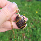 Pendentif en oeil de fer bélière dorée – 2,8 cm - Bijou artisanal pierre naturelle