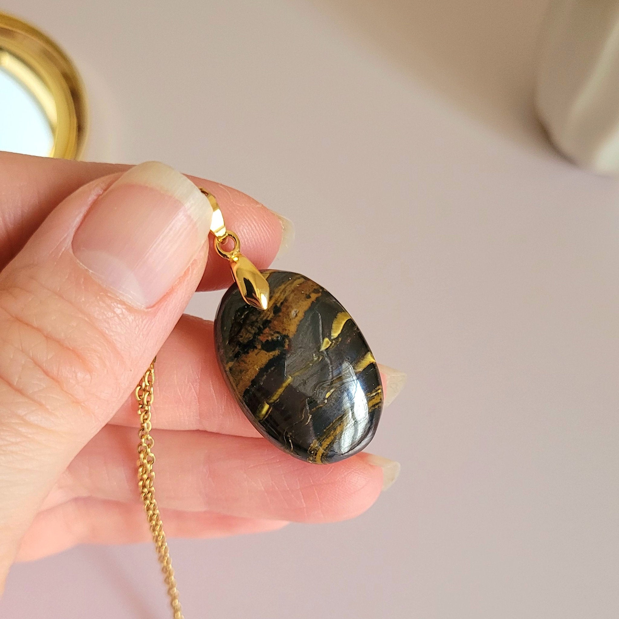 Pendentif en oeil de fer bélière dorée – 2,8 cm - Bijou artisanal pierre naturelle