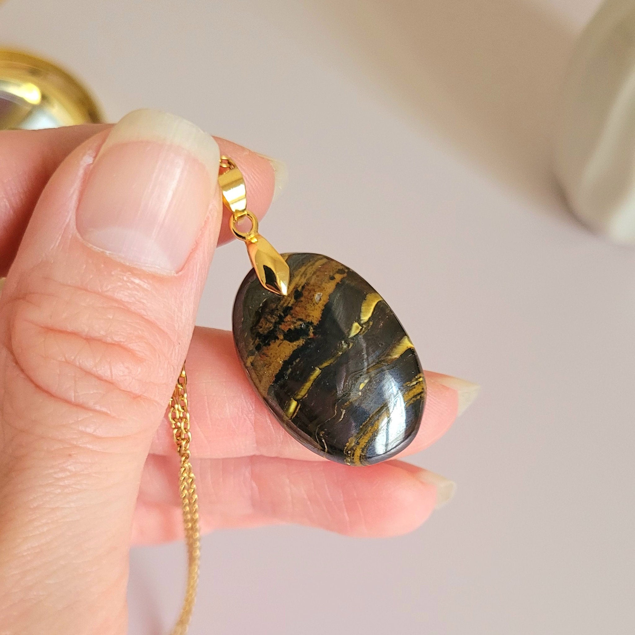 Pendentif en oeil de fer bélière dorée – 2,8 cm - Bijou artisanal pierre naturelle