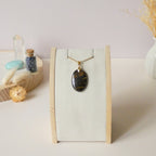 Pendentif en oeil de fer bélière dorée – 2,8 cm - Bijou artisanal pierre naturelle