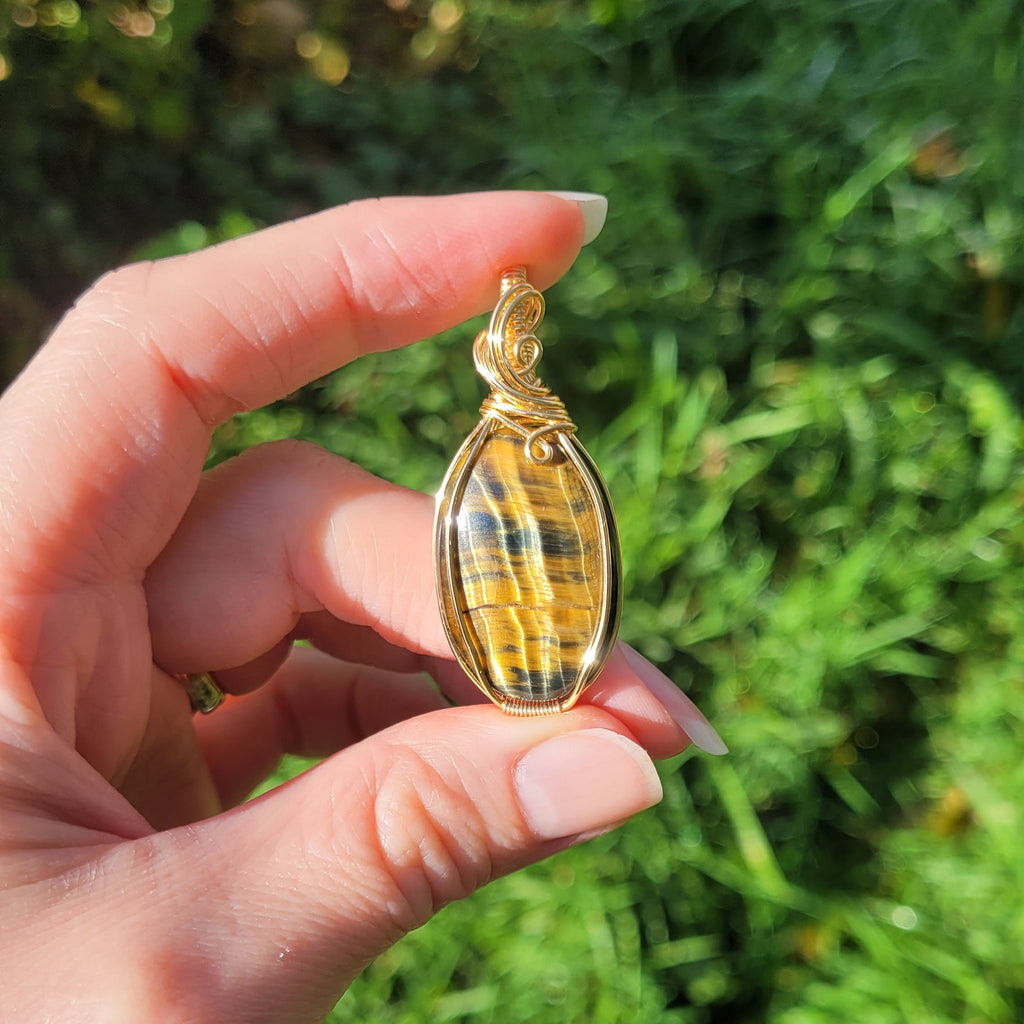 Pendentif oeil de tigre et faucon 4,7cm wire wrapping doré