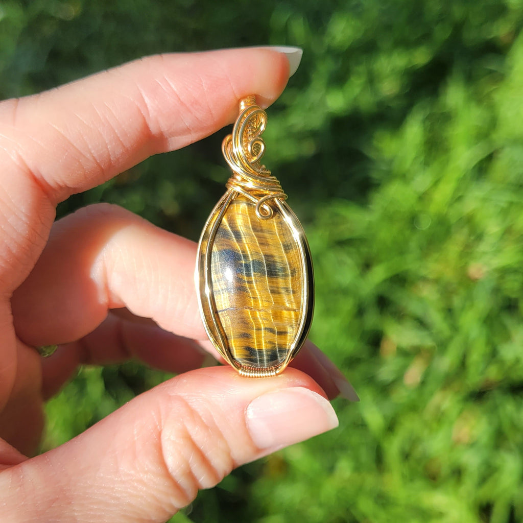 Pendentif oeil de tigre et faucon 4,7cm wire wrapping doré