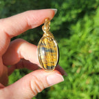 Pendentif oeil de tigre et faucon 4,7cm wire wrapping doré