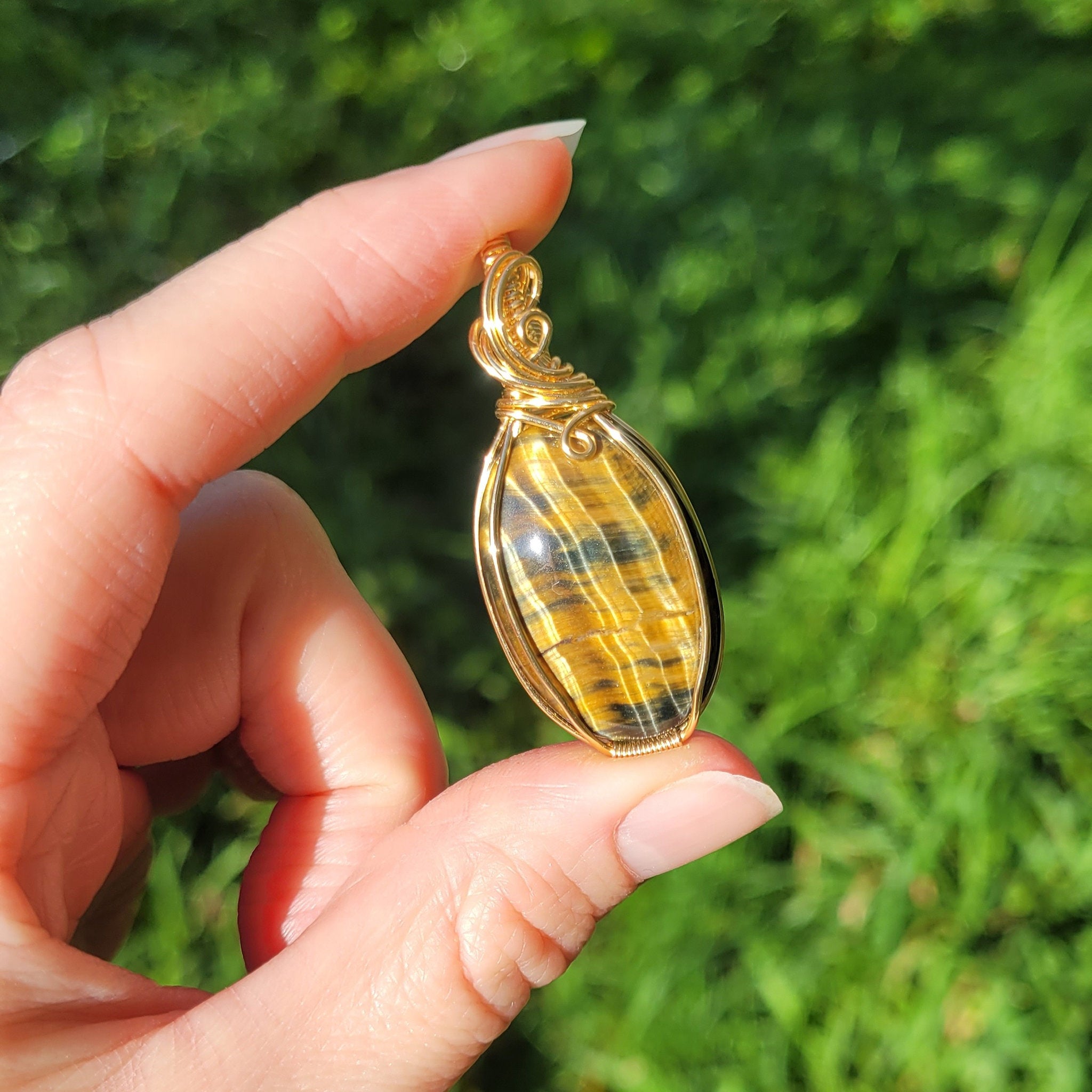 Pendentif oeil de tigre et faucon 4,7cm wire wrapping doré