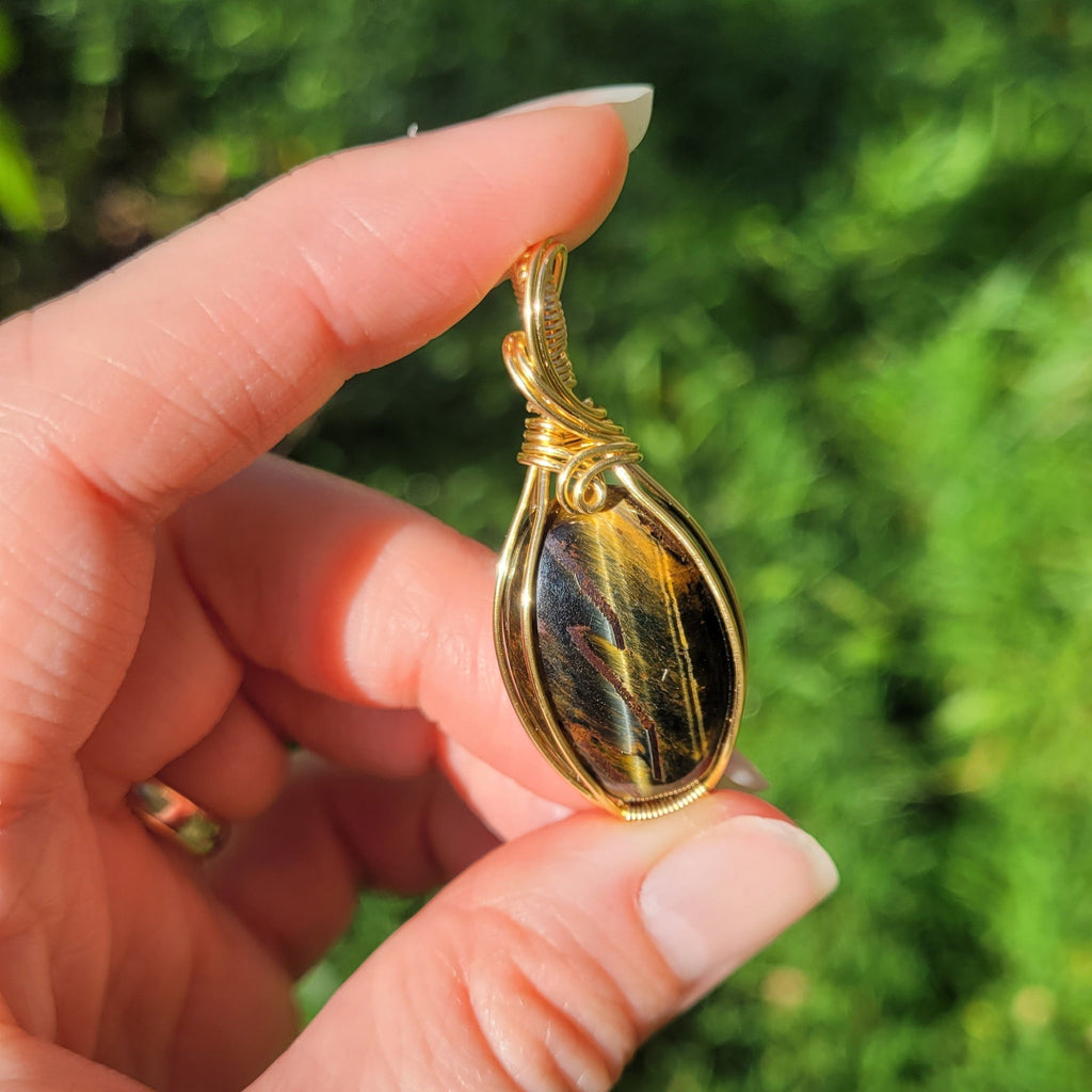 Pendentif oeil de tigre et faucon 4,6 cm wire wrapping doré