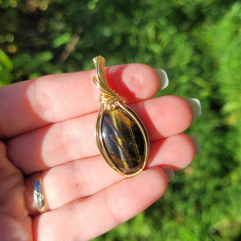 Pendentif oeil de tigre et faucon 4,6 cm wire wrapping doré