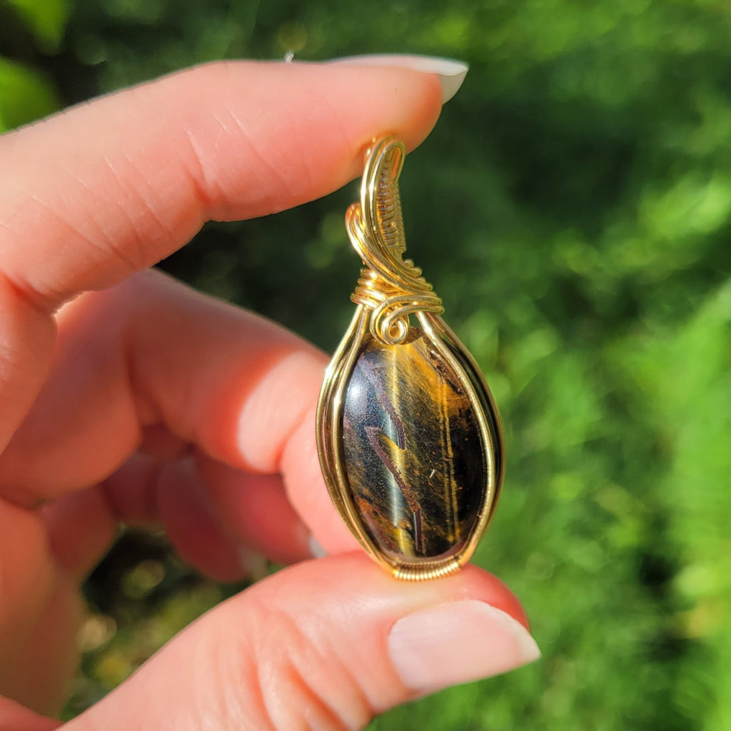 Pendentif oeil de tigre et faucon 4,6 cm wire wrapping doré