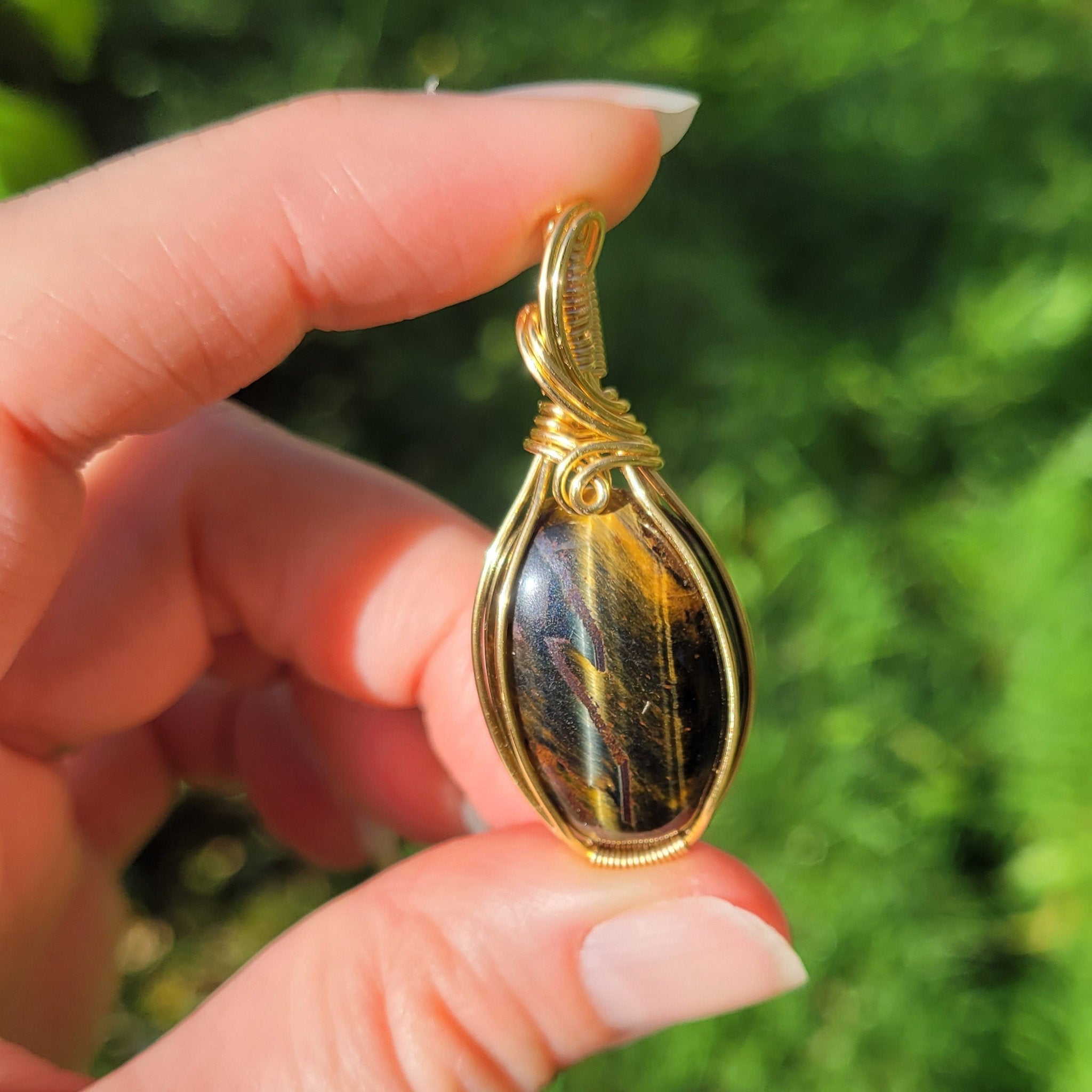 Pendentif oeil de tigre et faucon 4,6 cm wire wrapping doré