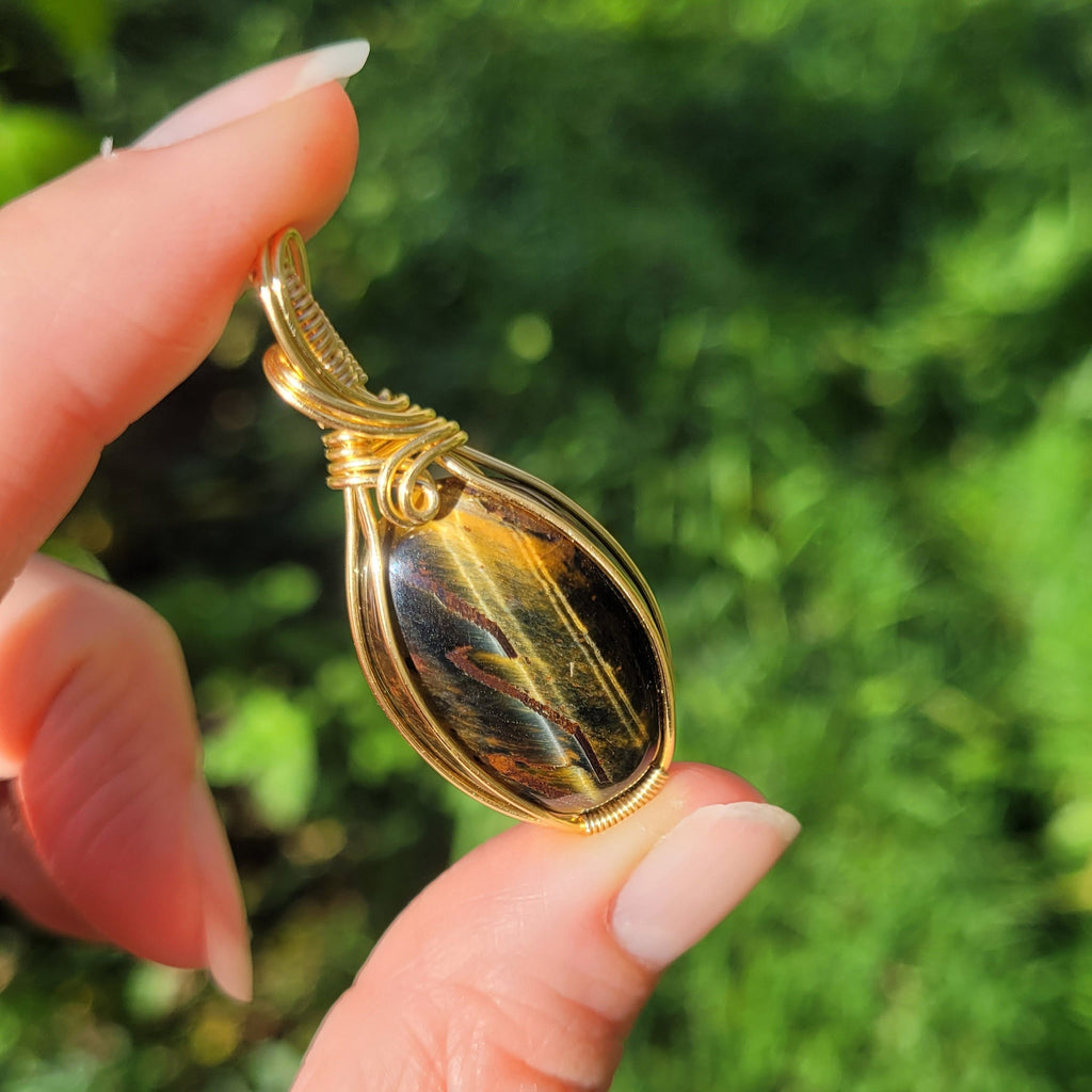 Pendentif oeil de tigre et faucon 4,6 cm wire wrapping doré