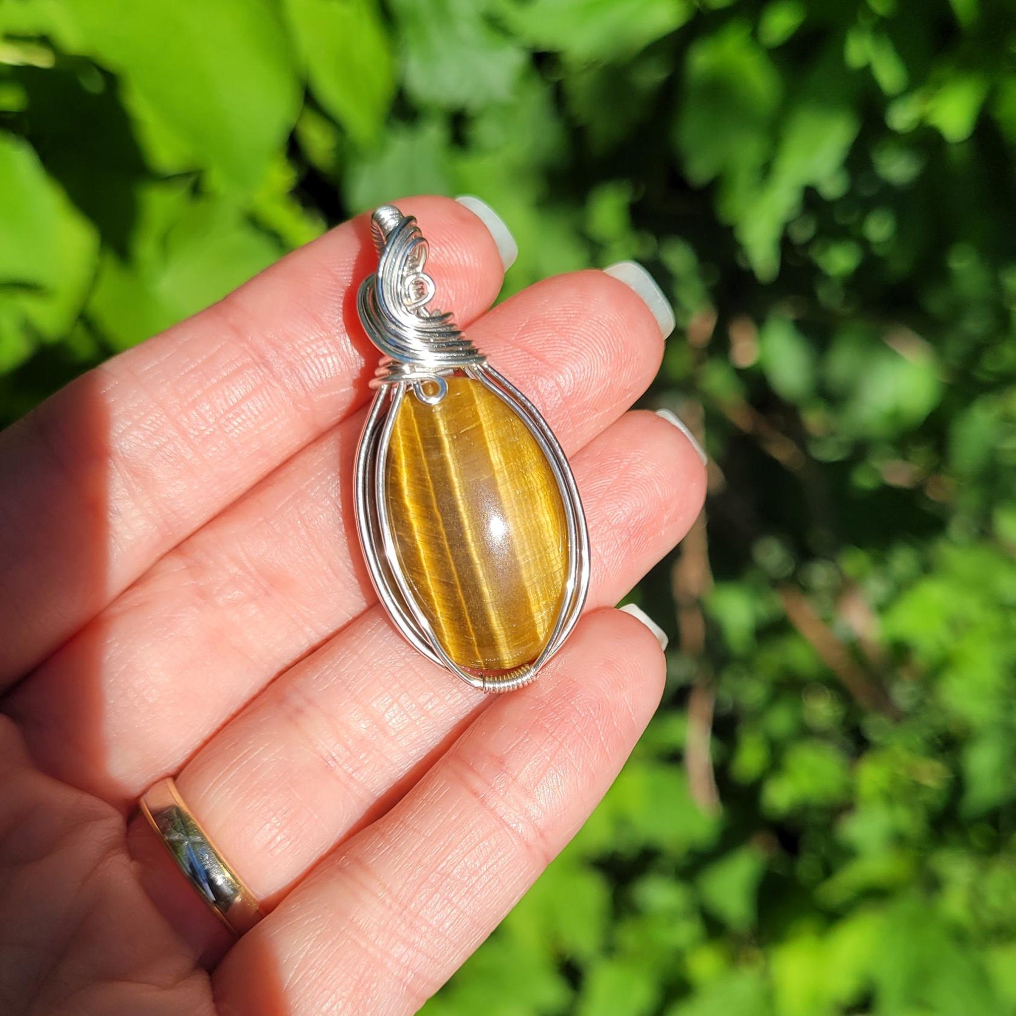 Pendentif oeil de tigre 4,6 cm wire wrapping argenté