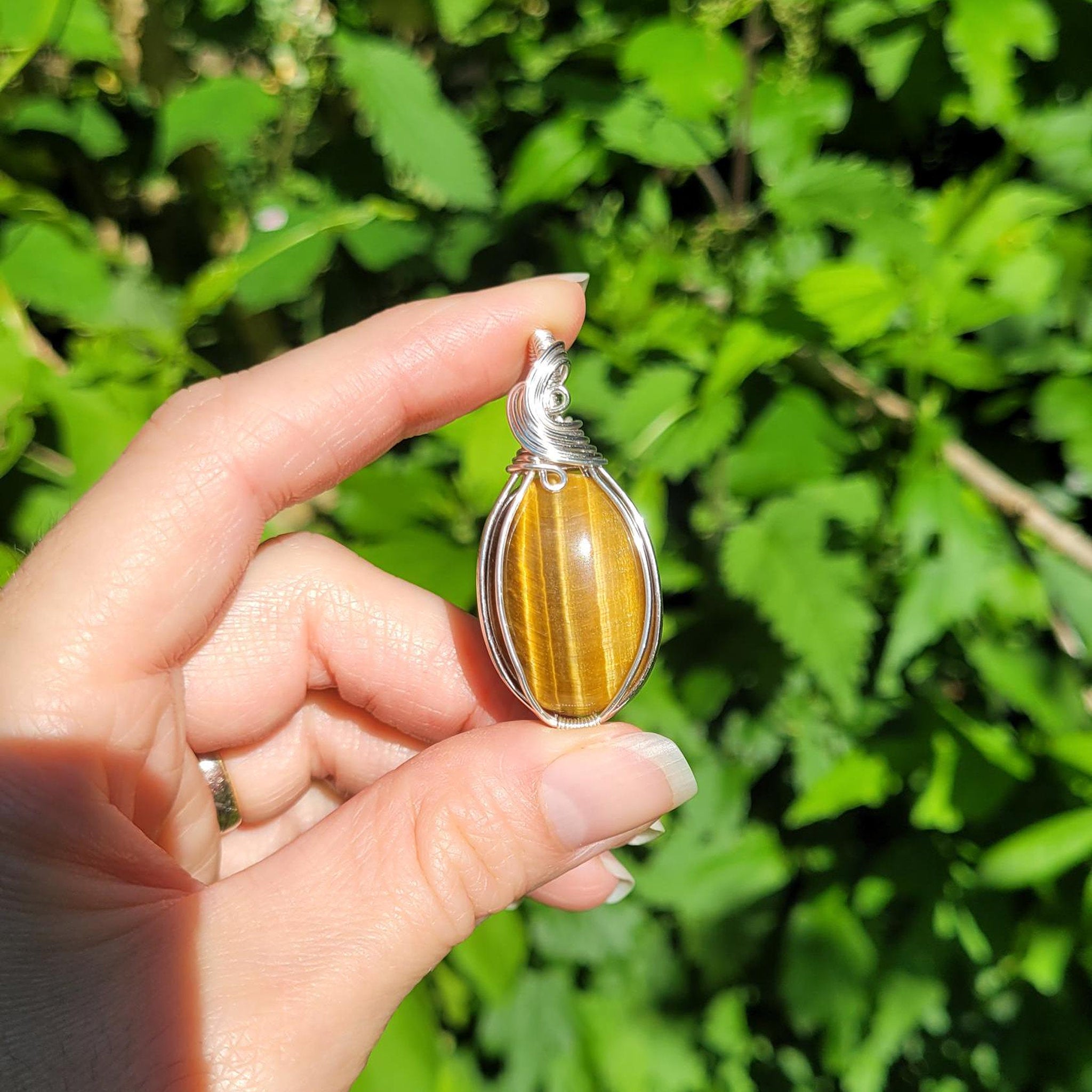 Pendentif oeil de tigre 4,6 cm wire wrapping argenté