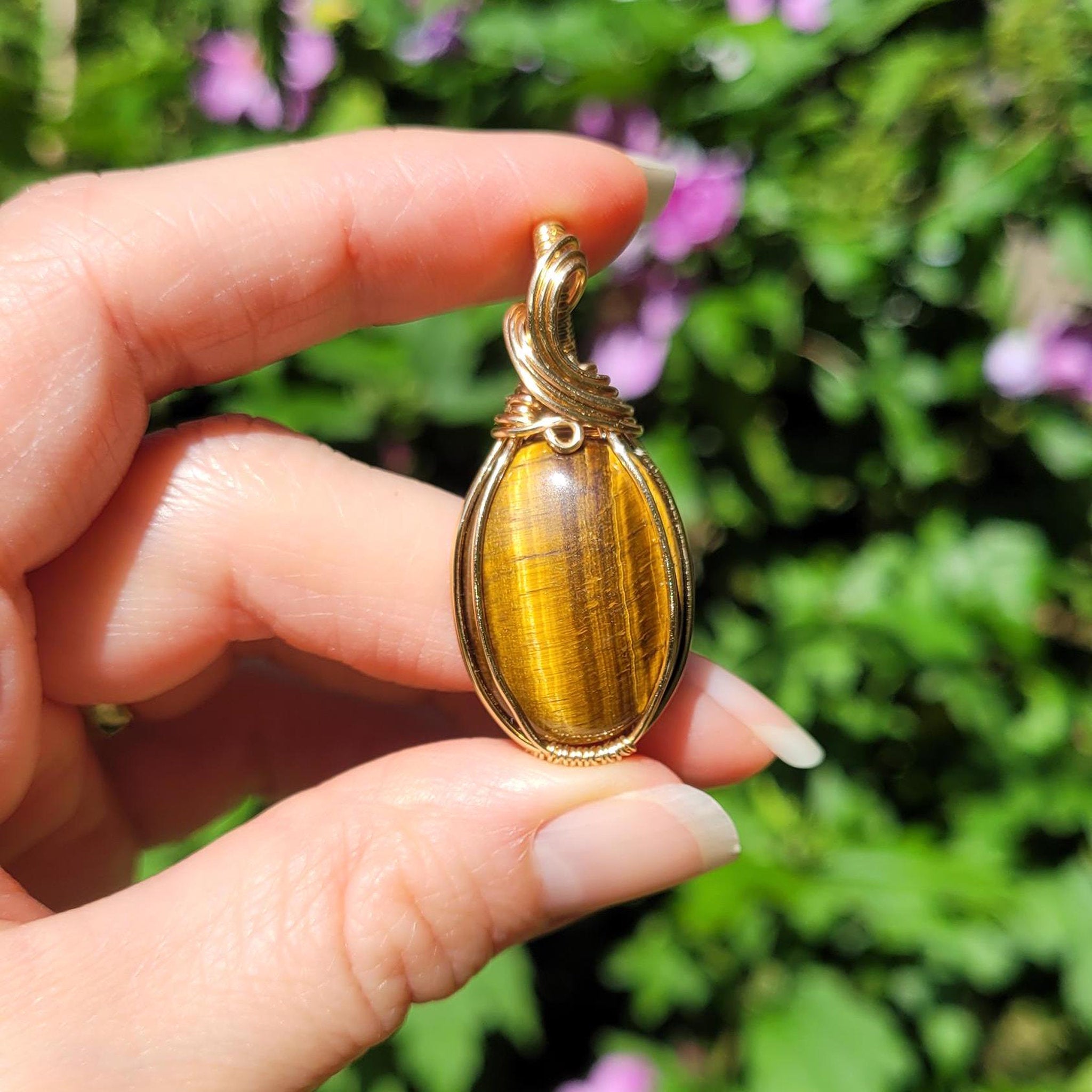 Pendentif oeil de tigre 4,4cm wire wrapping doré