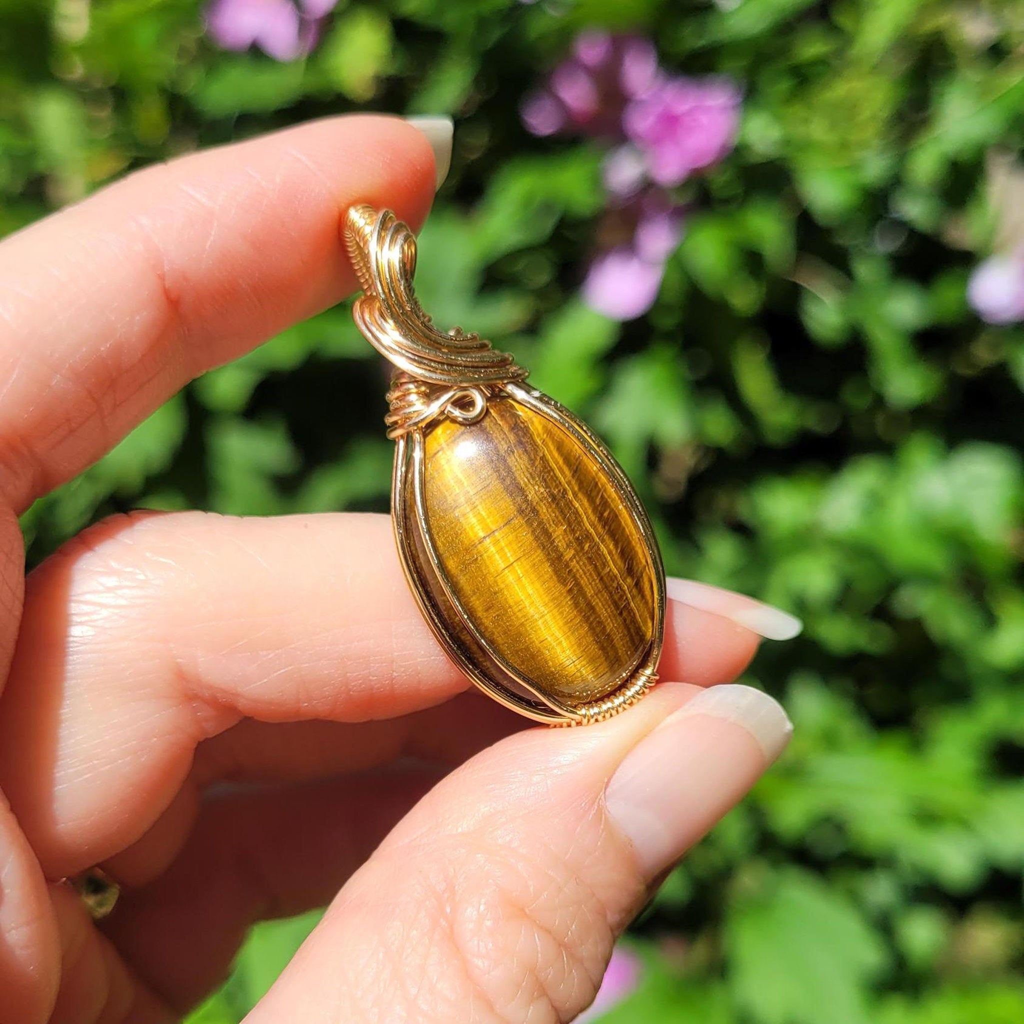 Pendentif oeil de tigre 4,4cm wire wrapping doré