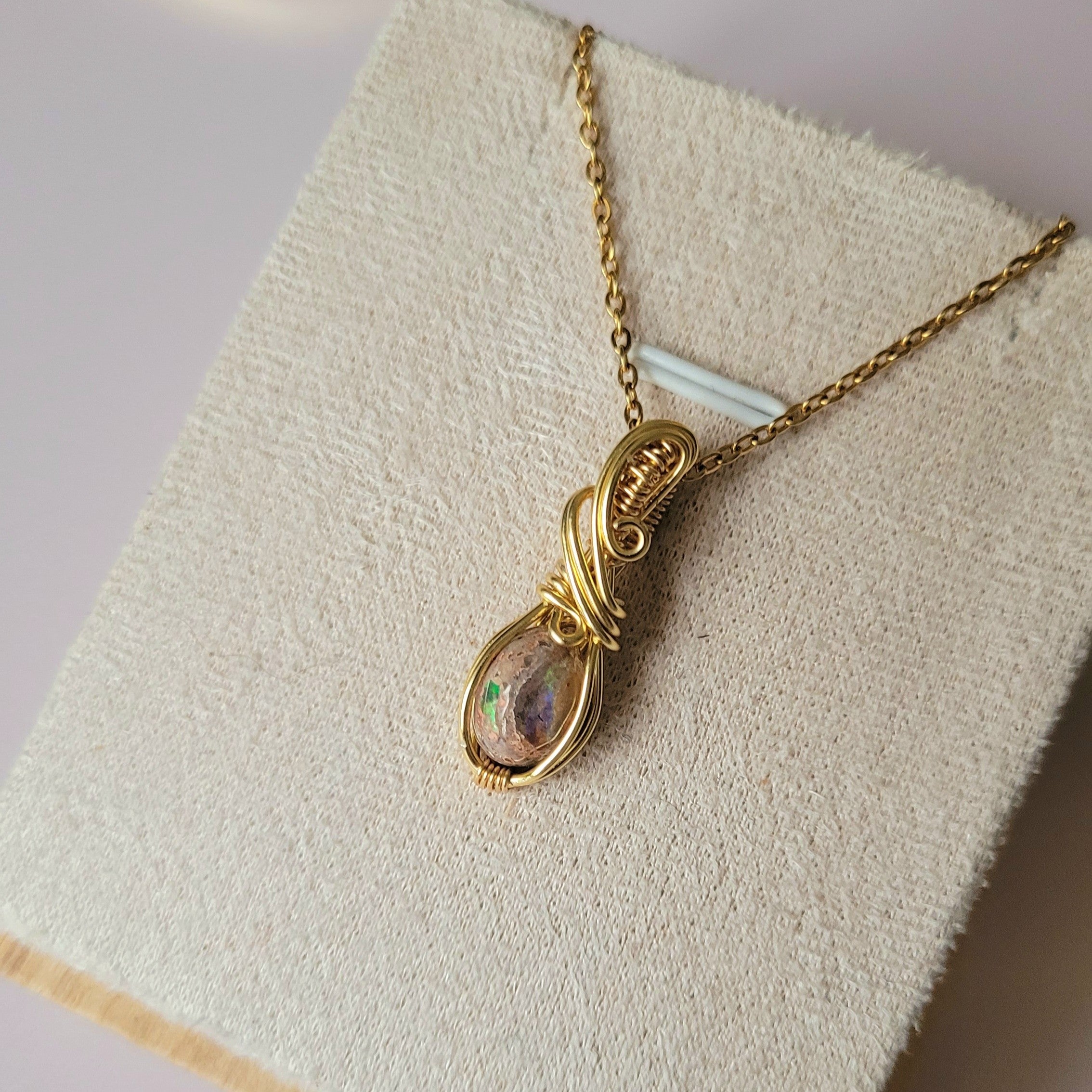 Pendentif opale Cantera du Mexique - wire wrapping doré - pierre naturelle