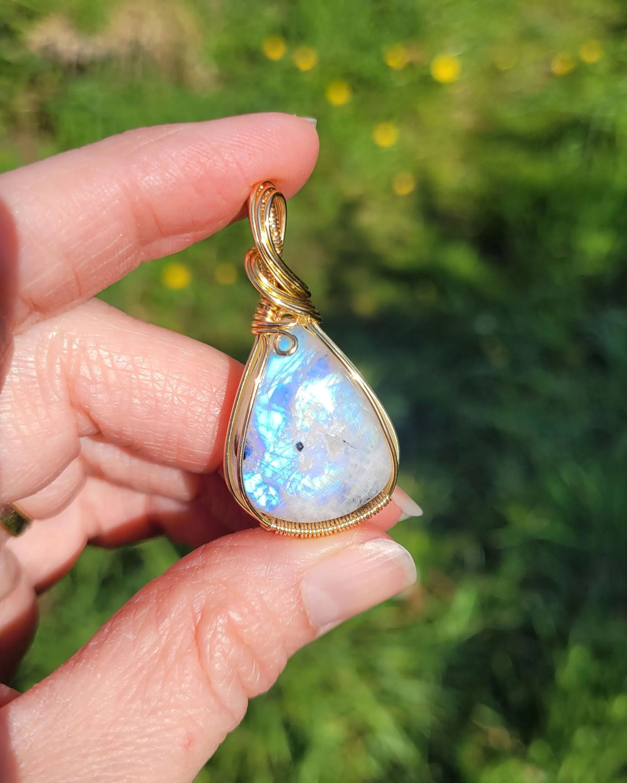Pendentif en péristérite bleue – bijou artisanal en pierre naturelle – wire wrapping doré