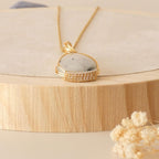 Pendentif en péristérite bleue – bijou artisanal en pierre naturelle – wire wrapping doré