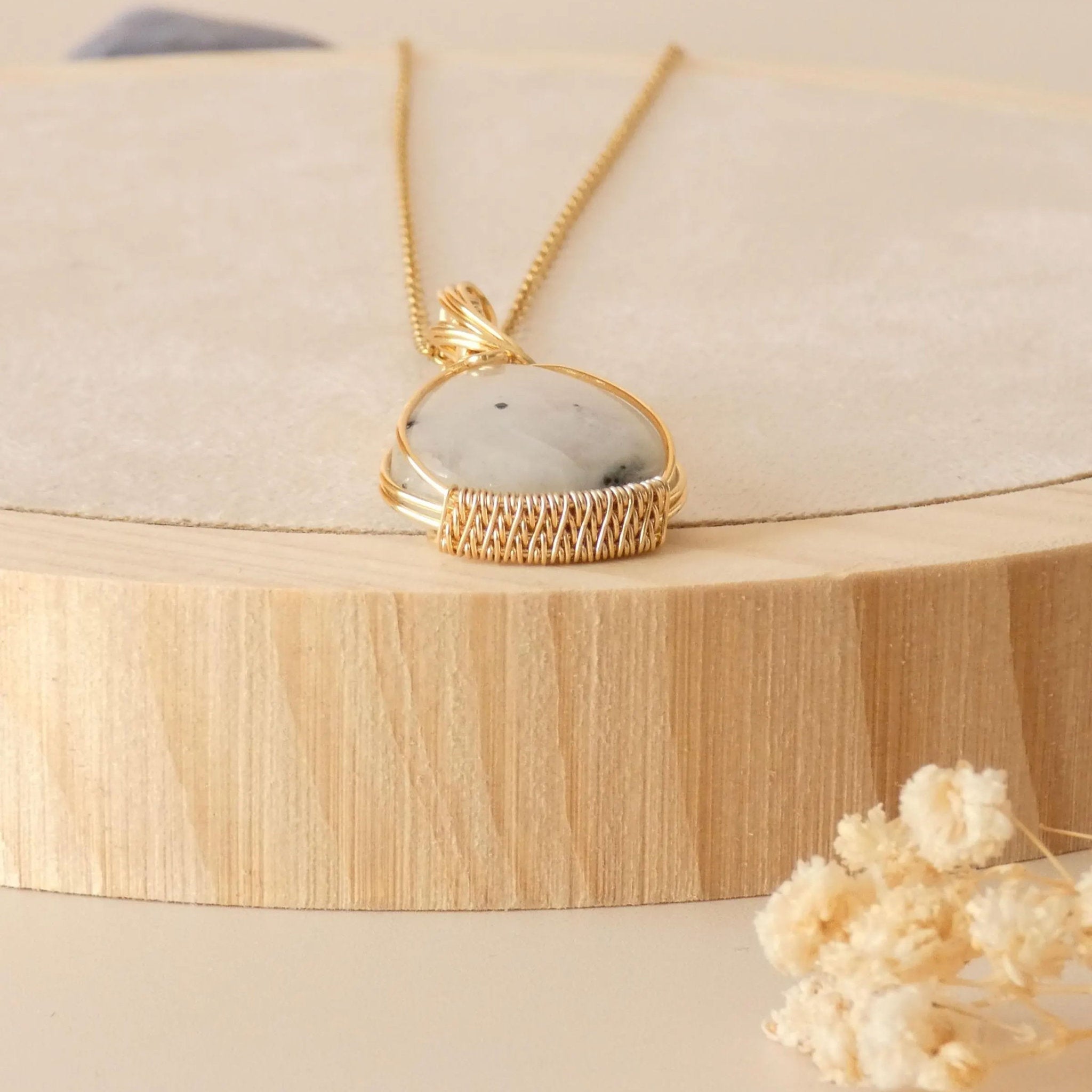 Pendentif en péristérite bleue – bijou artisanal en pierre naturelle – wire wrapping doré