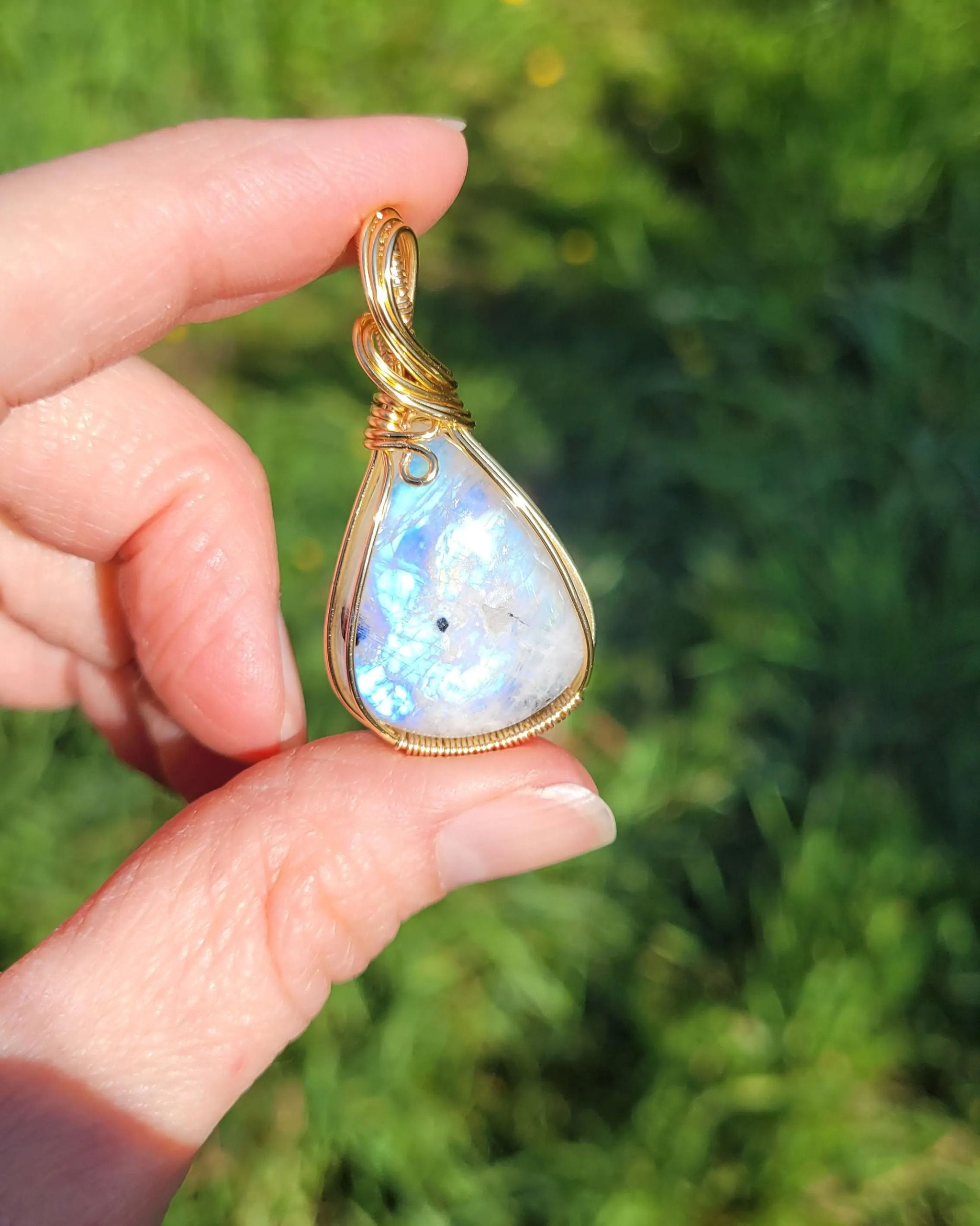 Pendentif en péristérite bleue – bijou artisanal en pierre naturelle – wire wrapping doré