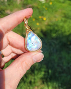 Pendentif en péristérite bleue – bijou artisanal en pierre naturelle – wire wrapping doré