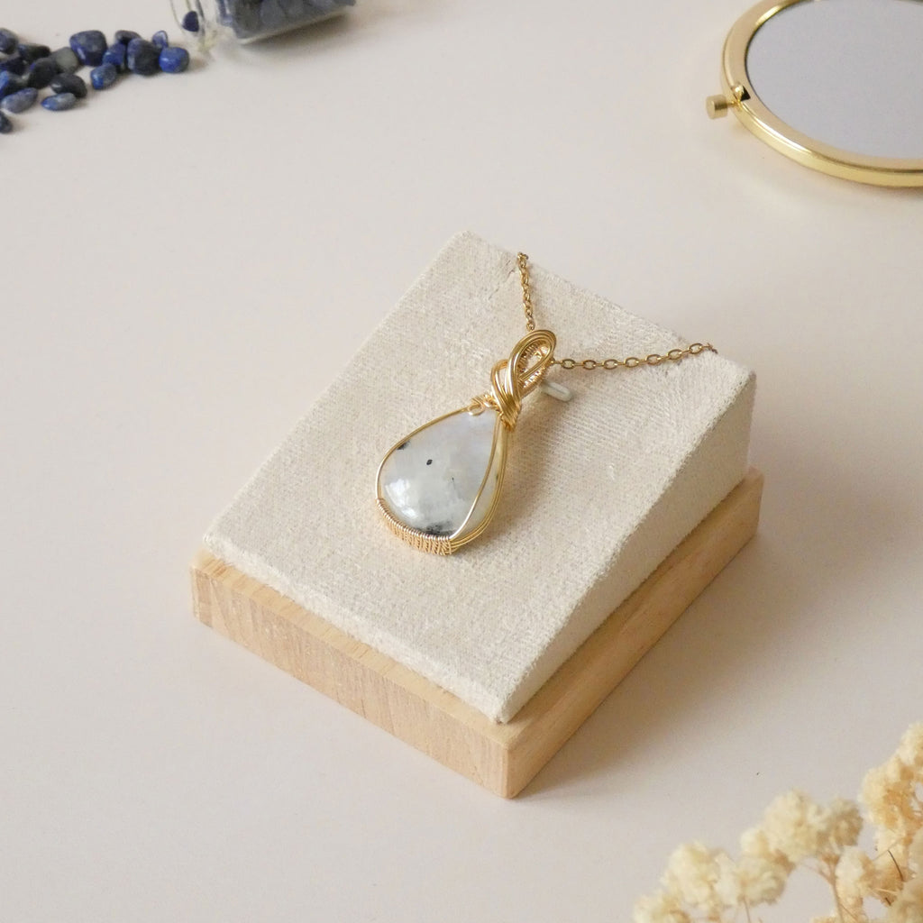 Pendentif en péristérite bleue – bijou artisanal en pierre naturelle – wire wrapping doré
