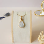 Pendentif en péristérite bleue – bijou artisanal en pierre naturelle – wire wrapping doré