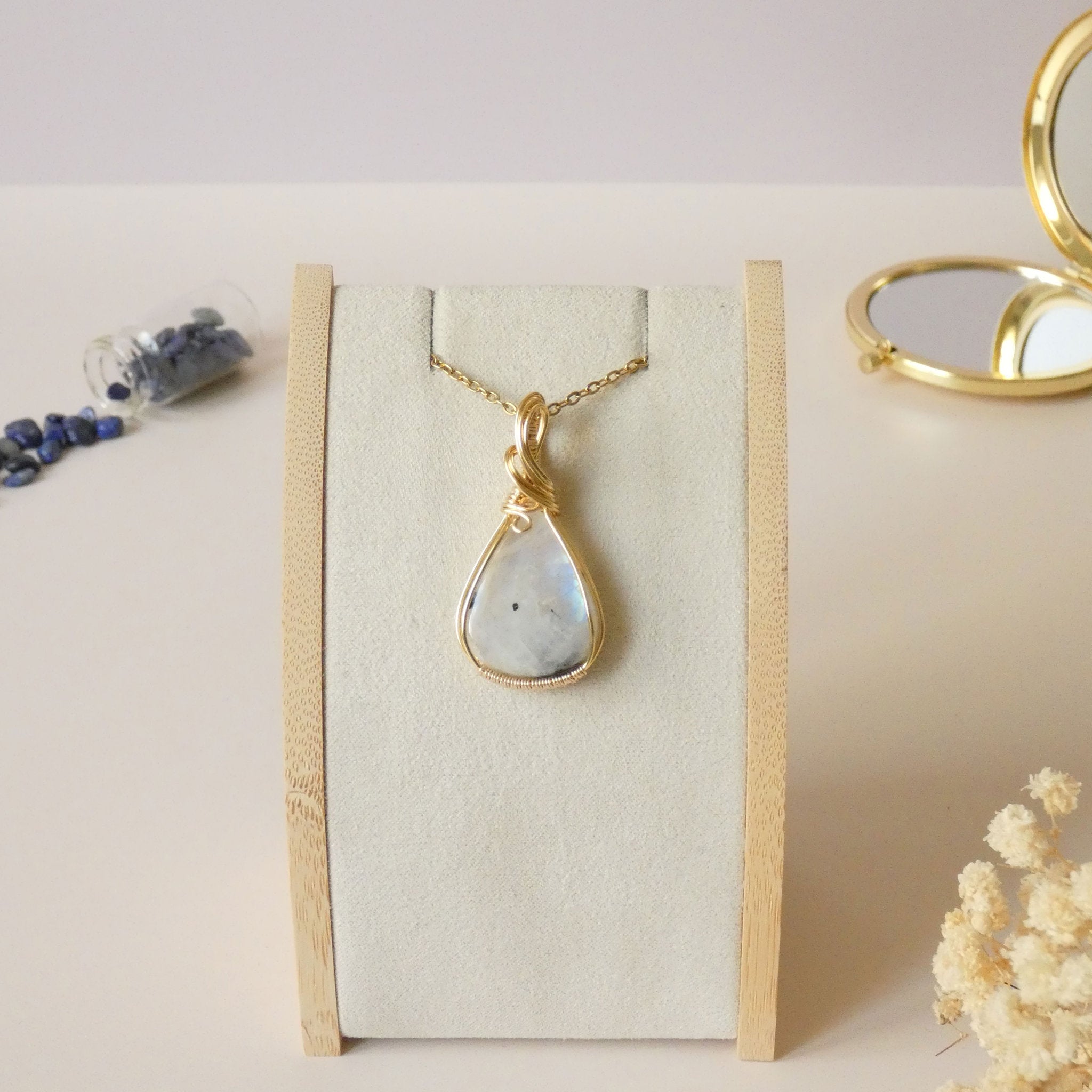 Pendentif en péristérite bleue – bijou artisanal en pierre naturelle – wire wrapping doré