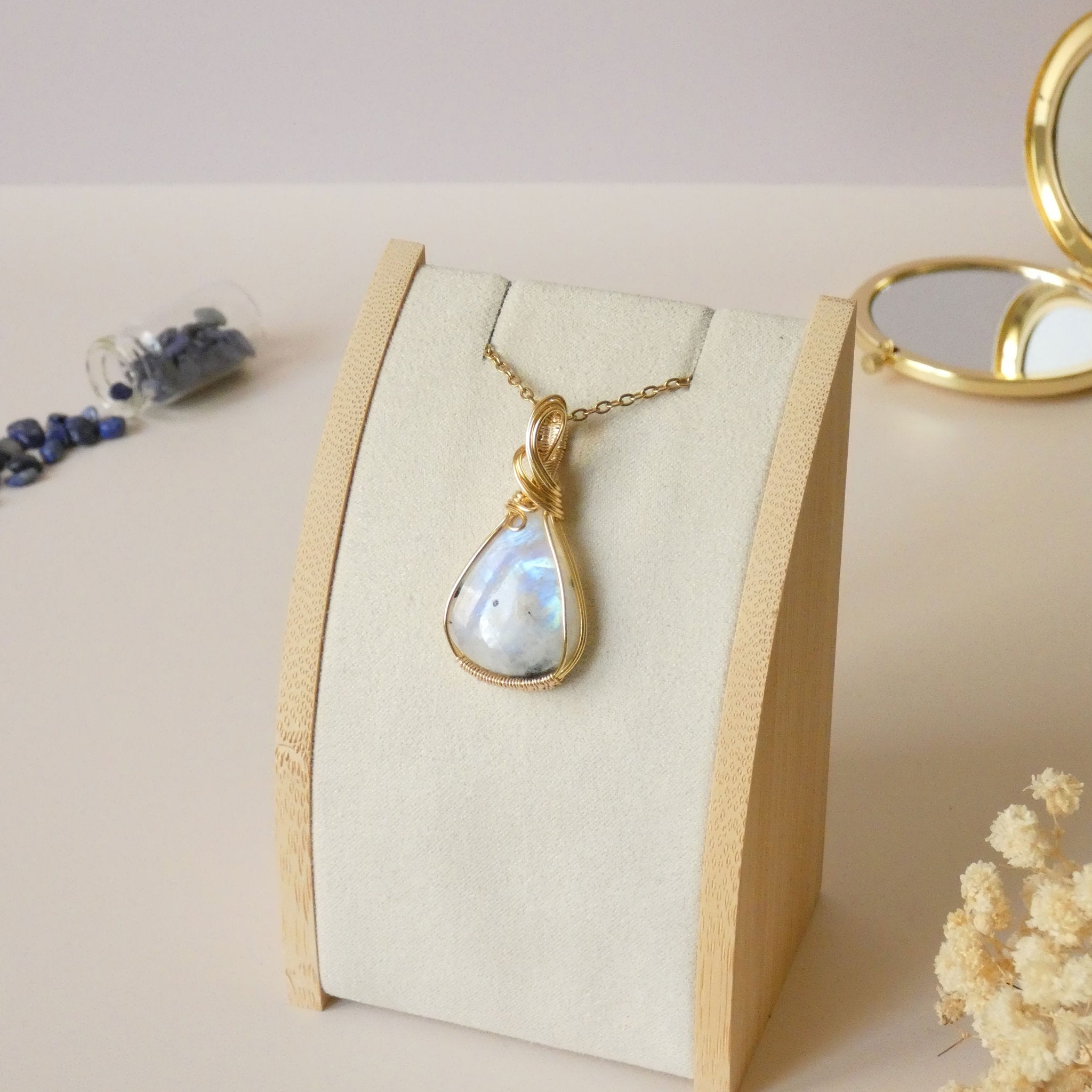 Pendentif en péristérite bleue – bijou artisanal en pierre naturelle – wire wrapping doré