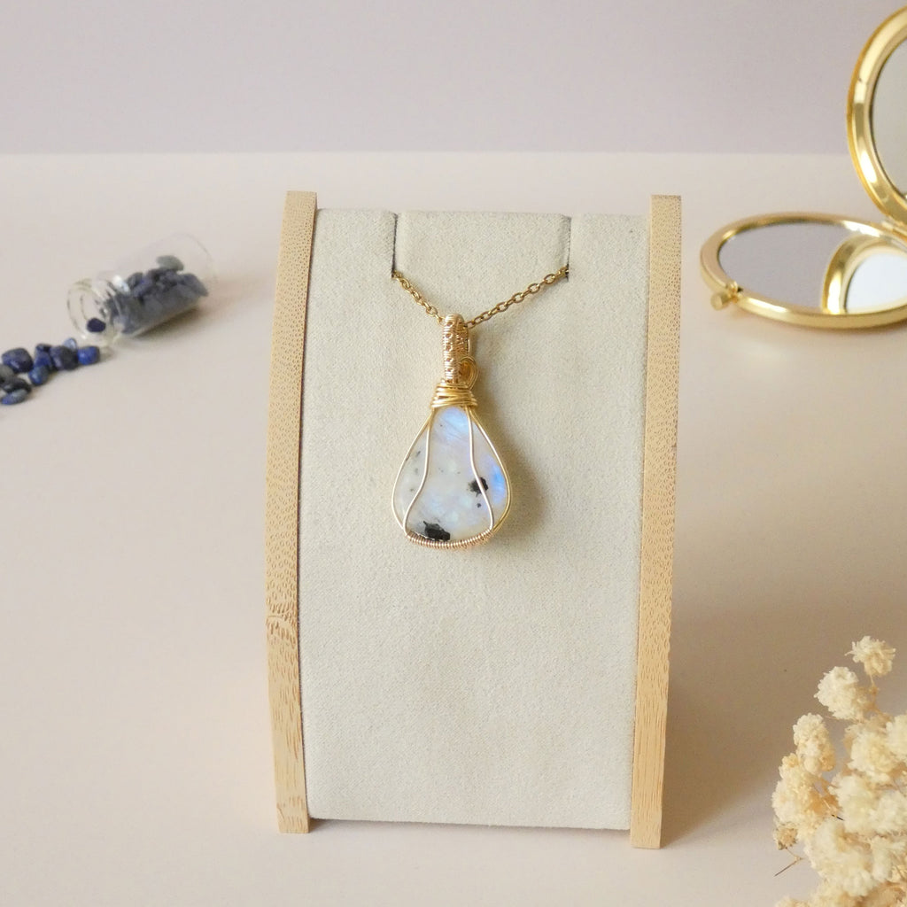 Pendentif en péristérite bleue – bijou artisanal en pierre naturelle – wire wrapping doré