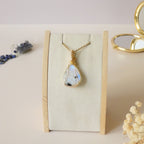 Pendentif en péristérite bleue – bijou artisanal en pierre naturelle – wire wrapping doré