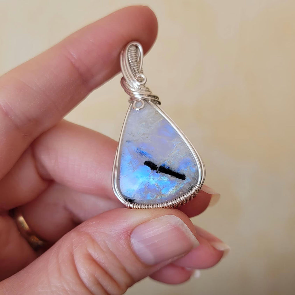 Pendentif en péristérite bleue 4,5 cm bijou artisanal en pierre naturelle