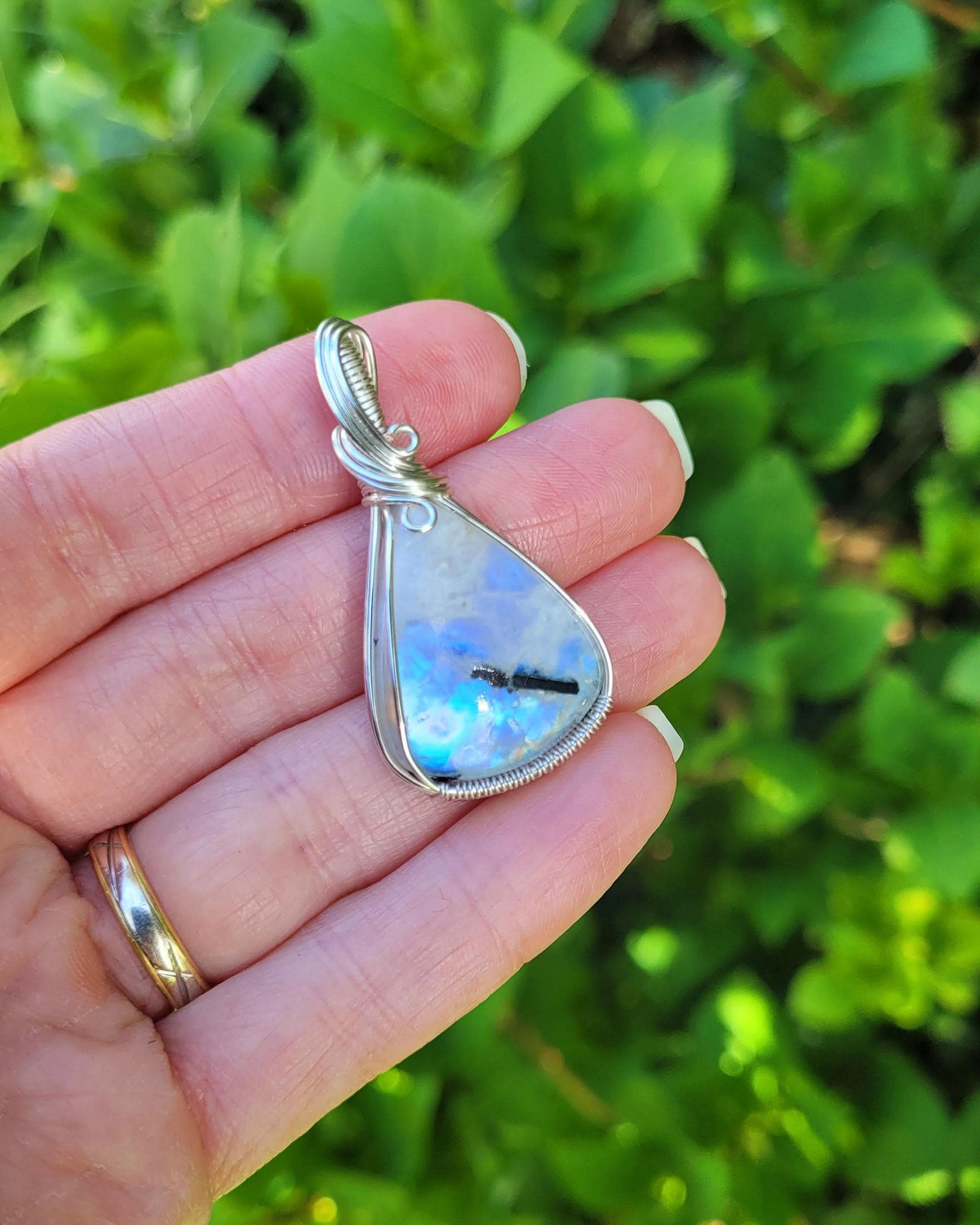 Pendentif en péristérite bleue 4,5 cm bijou artisanal en pierre naturelle