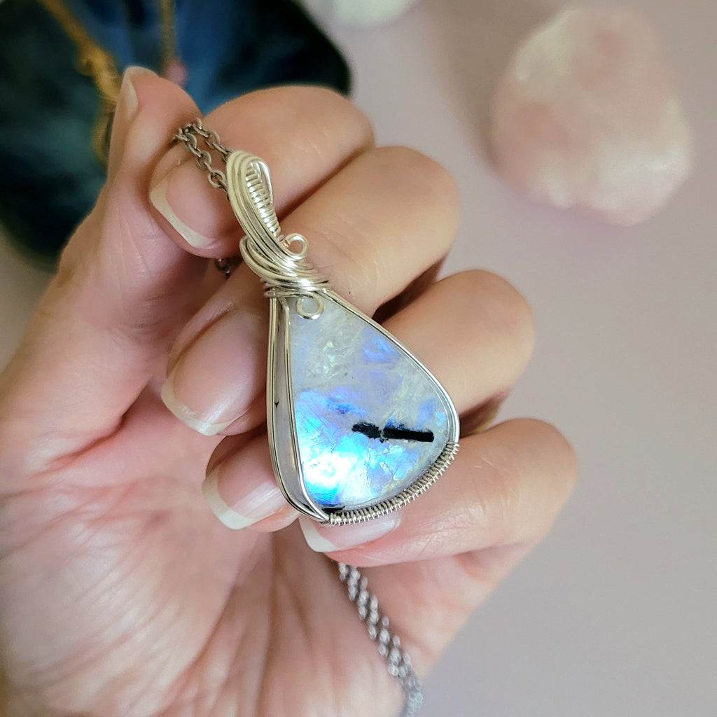 Pendentif en péristérite bleue 4,5 cm bijou artisanal en pierre naturelle
