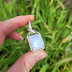 Pendentif en péristérite bleue 4 cm bijou artisanal