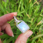 Pendentif en péristérite bleue 4 cm bijou artisanal