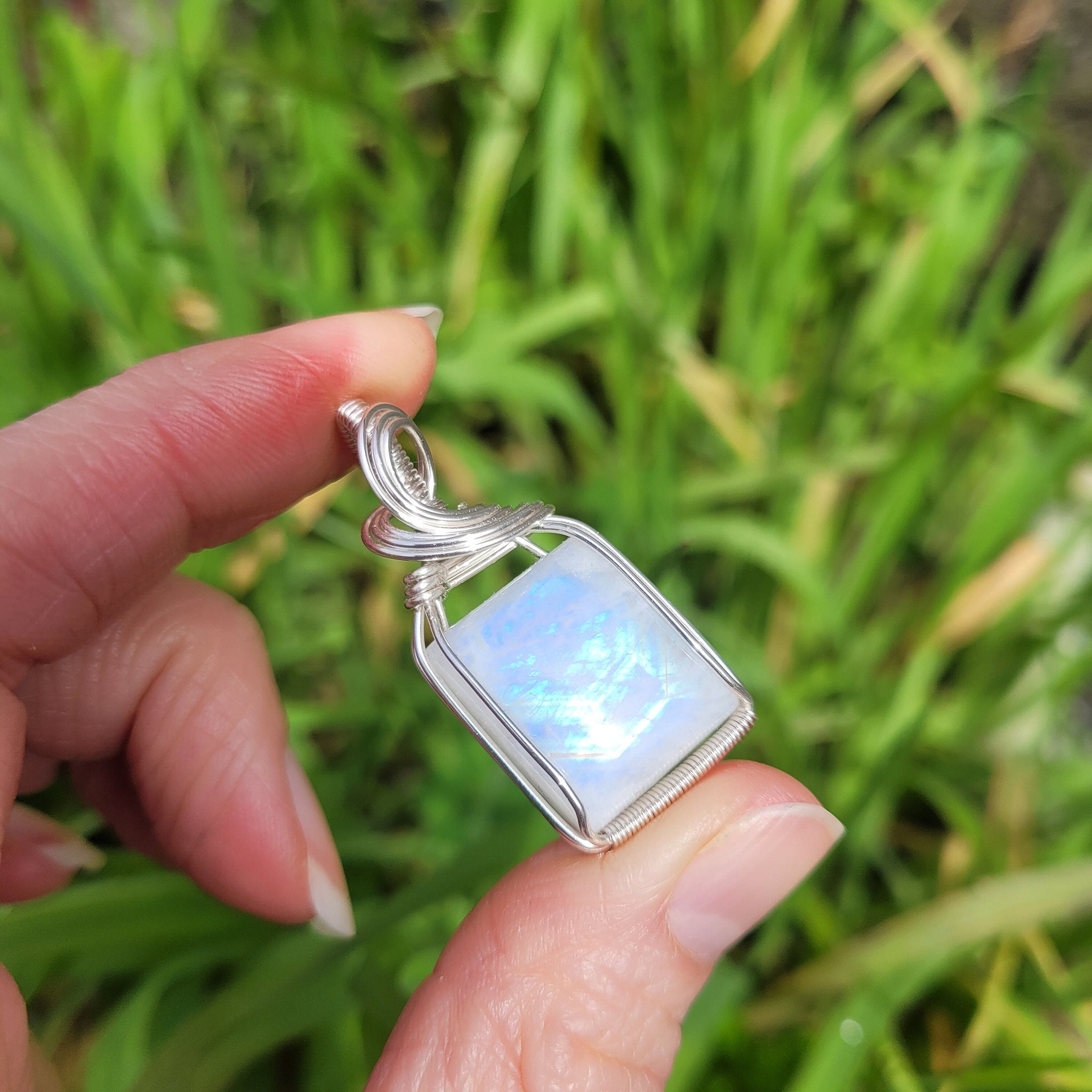 Pendentif en péristérite bleue 4 cm bijou artisanal