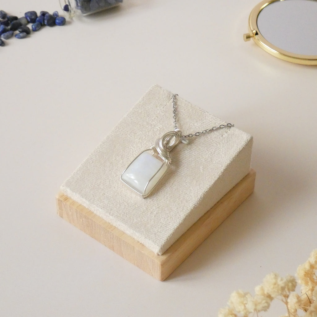 Pendentif en péristérite bleue 4 cm bijou artisanal