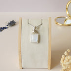 Pendentif en péristérite bleue 4 cm bijou artisanal