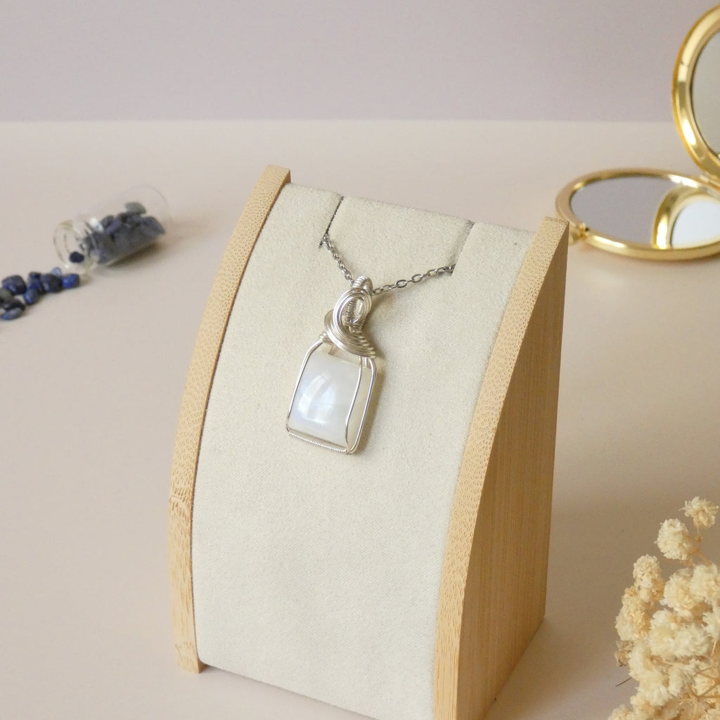 Pendentif en péristérite bleue 4 cm bijou artisanal