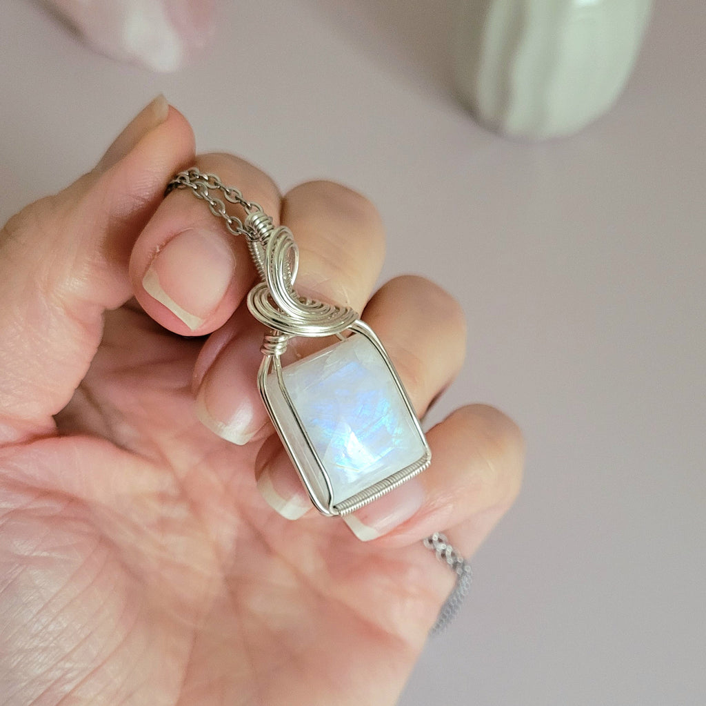 Pendentif en péristérite bleue 4 cm bijou artisanal