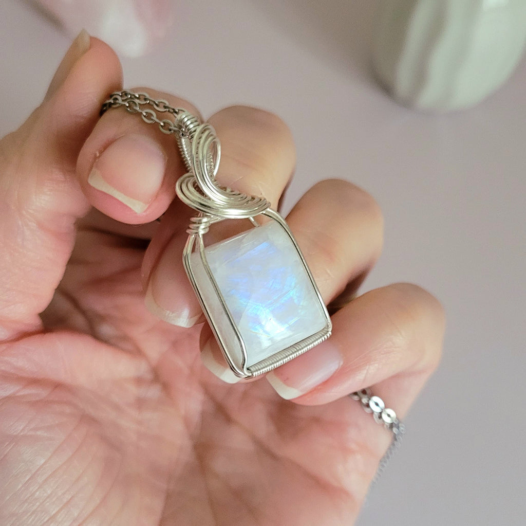 Pendentif en péristérite bleue 4 cm bijou artisanal