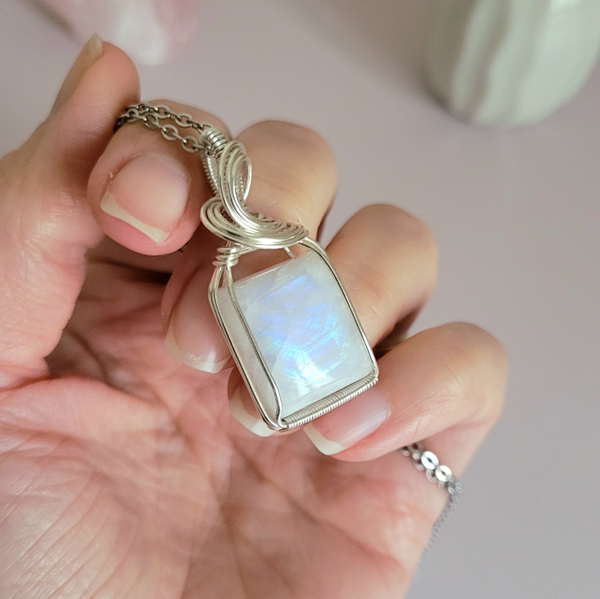 Pendentif en péristérite bleue 4 cm bijou artisanal