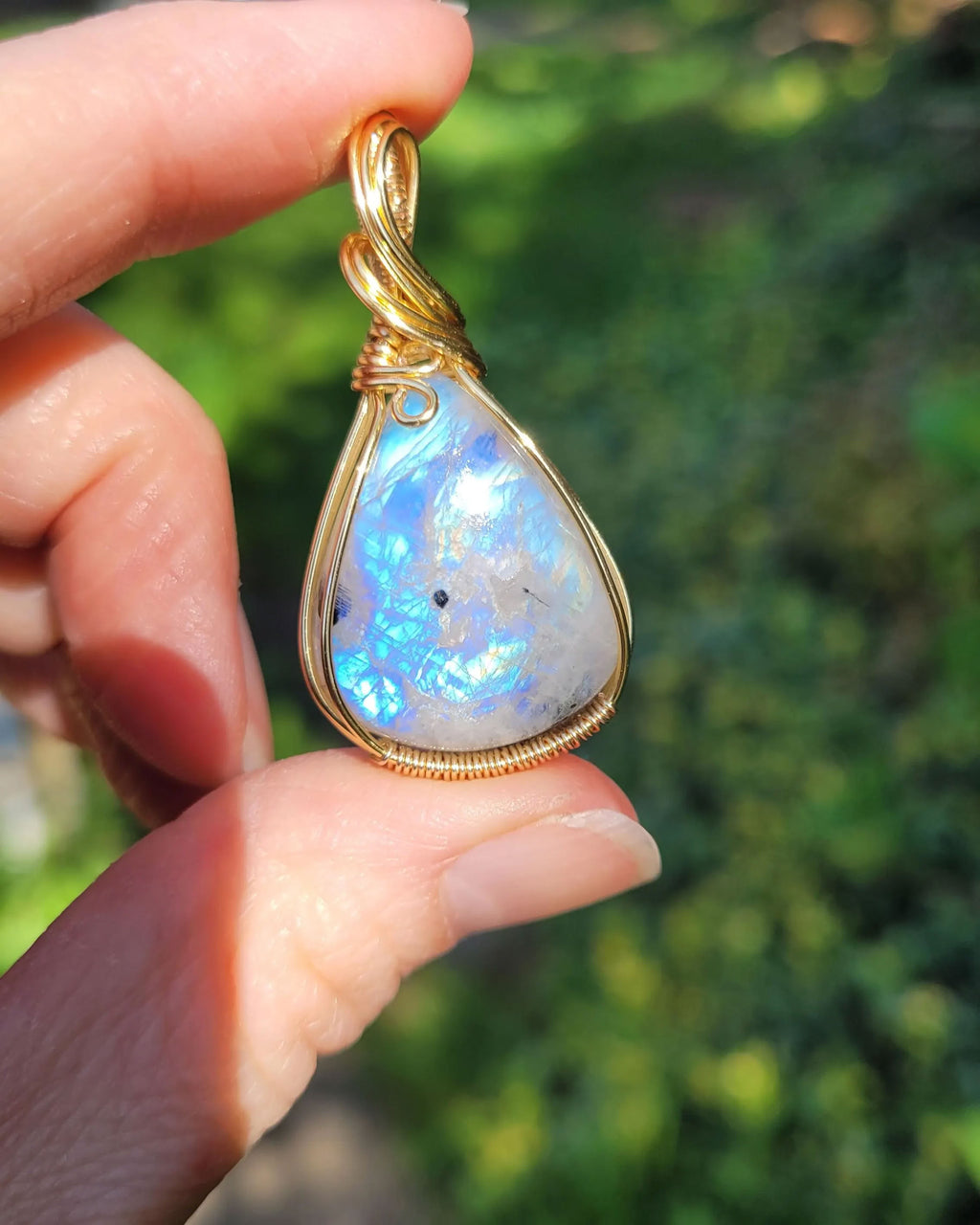 Pendentif en péristérite bleue – bijou artisanal en pierre naturelle – wire wrapping doré
