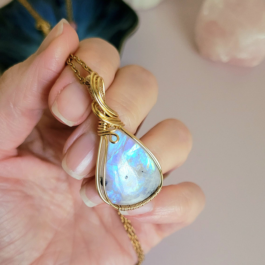 Pendentif en péristérite bleue – bijou artisanal en pierre naturelle – wire wrapping doré