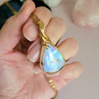 Pendentif en péristérite bleue – bijou artisanal en pierre naturelle – wire wrapping doré