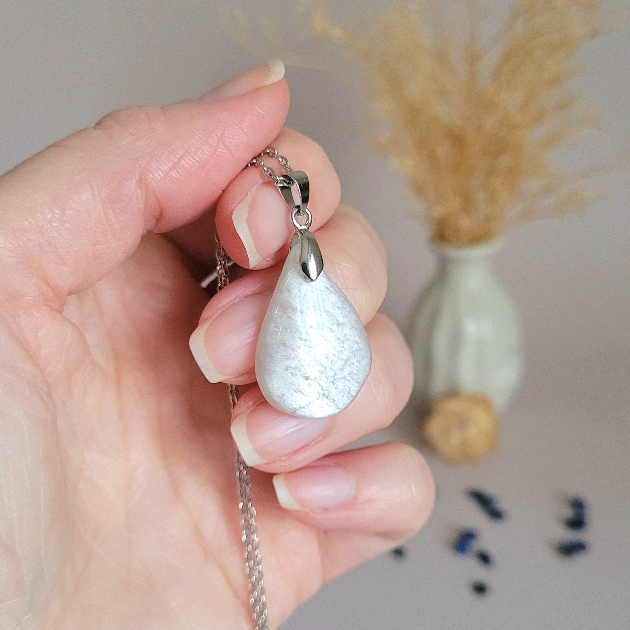 Pendentif en pierre de lune 2,5 cm – Bélière argentée