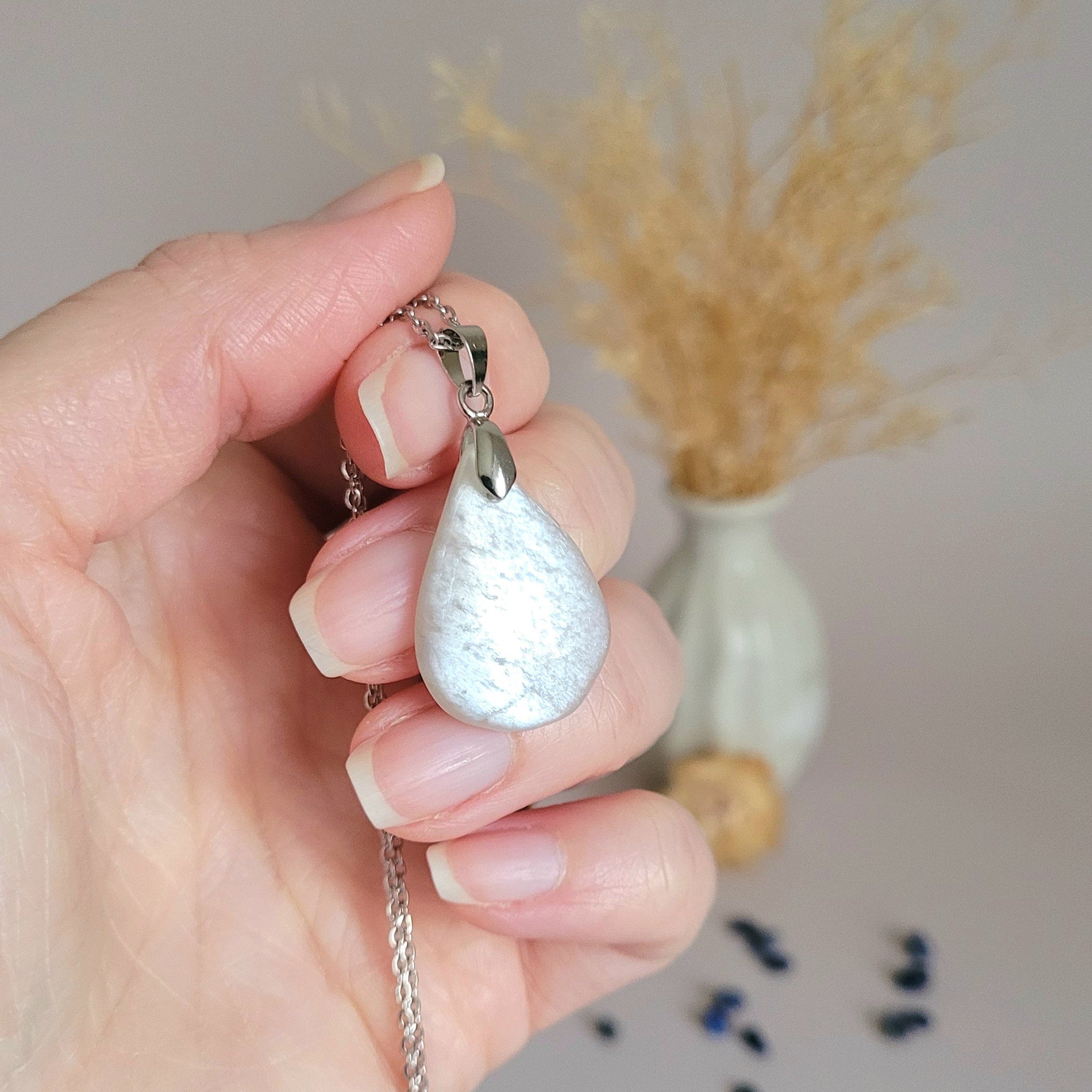 Pendentif en pierre de lune 2,5 cm – Bélière argentée