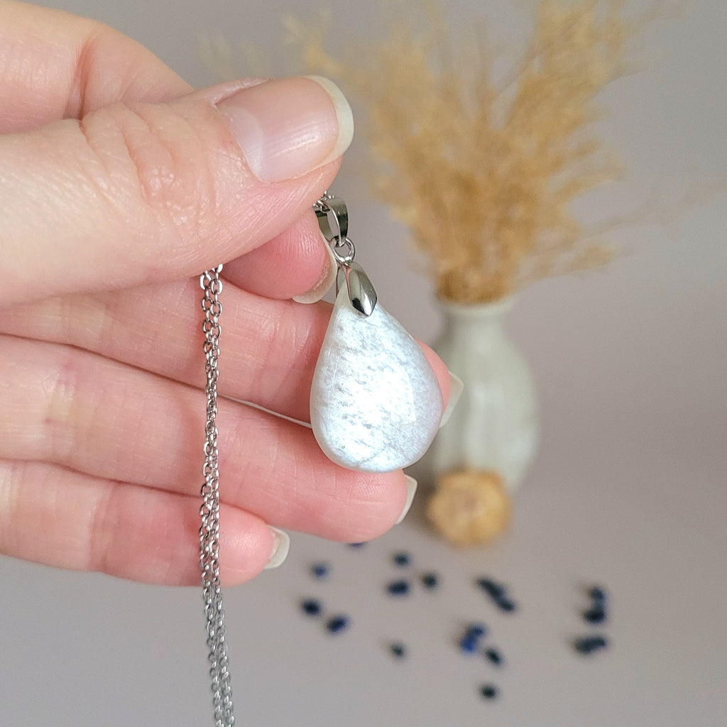Pendentif en pierre de lune 2,5 cm – Bélière argentée