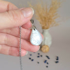Pendentif en pierre de lune 2,5 cm – Bélière argentée