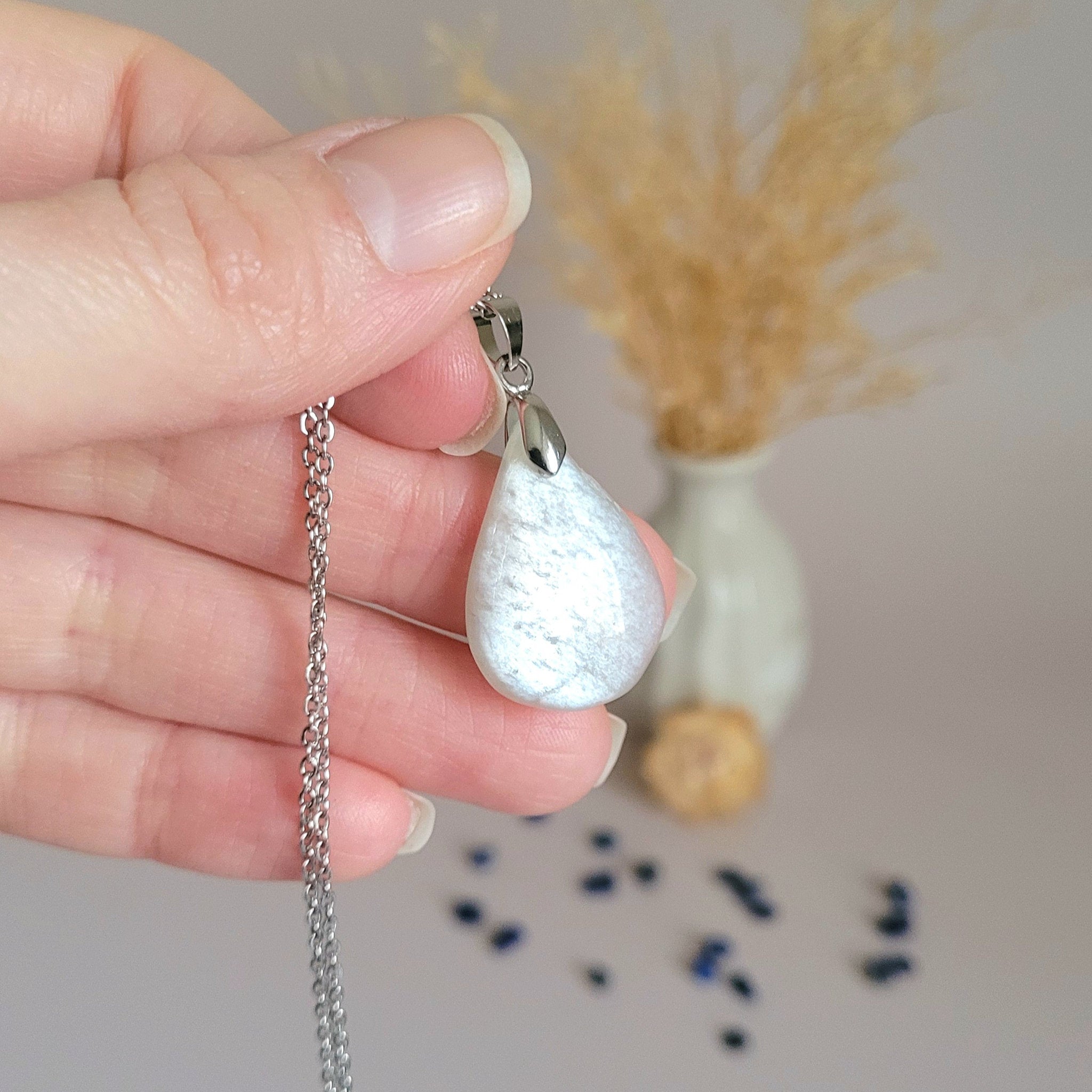 Pendentif en pierre de lune 2,5 cm – Bélière argentée